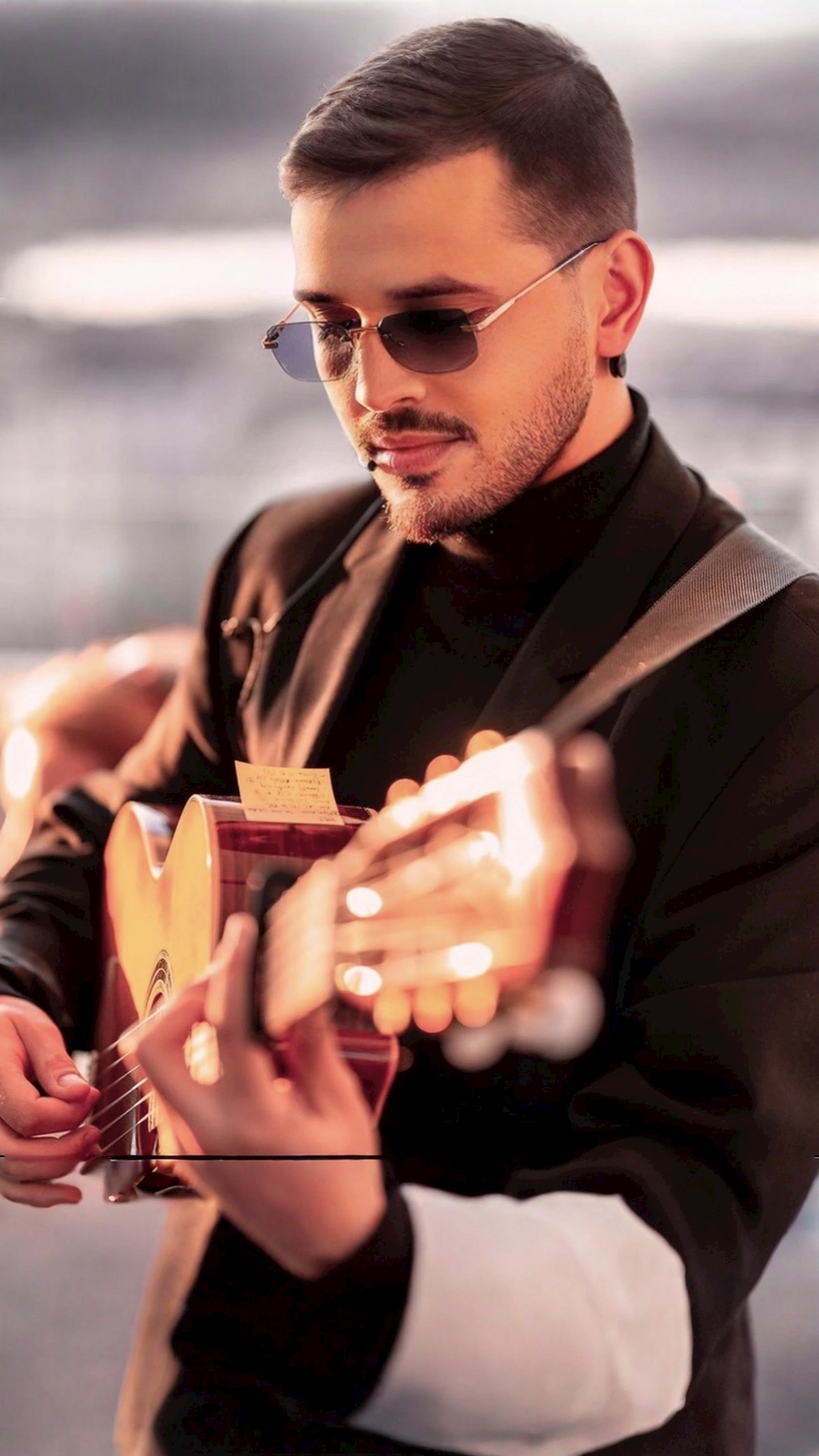 ROAMING GUITARIST